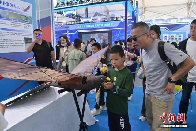 图为游客参观仿生扑翼无人机。 中新社记者 张瑶 摄 