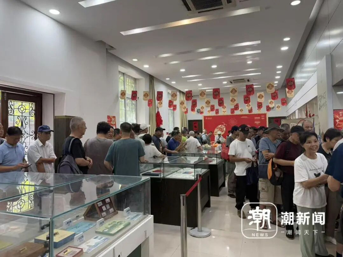到达邮局大厅们，邮迷们自觉排队。记者 戴佳轶 摄 