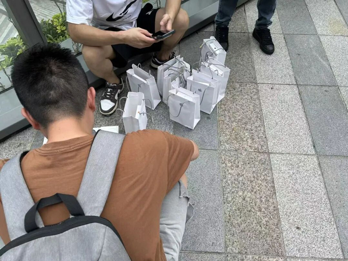 广州天环广场苹果零售店外，部分“黄牛”与拿到新机的用户进行交易《消费者报道》记者摄