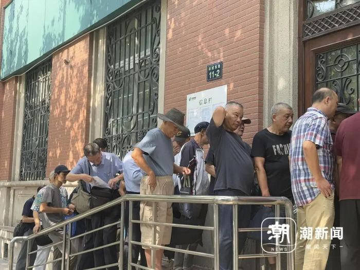 邮友们购买完一轮并未离开接着排队。记者 戴佳轶 摄 