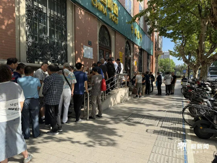 八点半队伍早已排出百米远。记者 戴佳轶 摄 