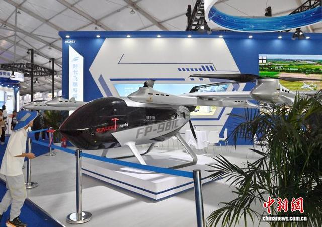 图为小朋友参观无人运输机模型。 中新社记者 张瑶 摄