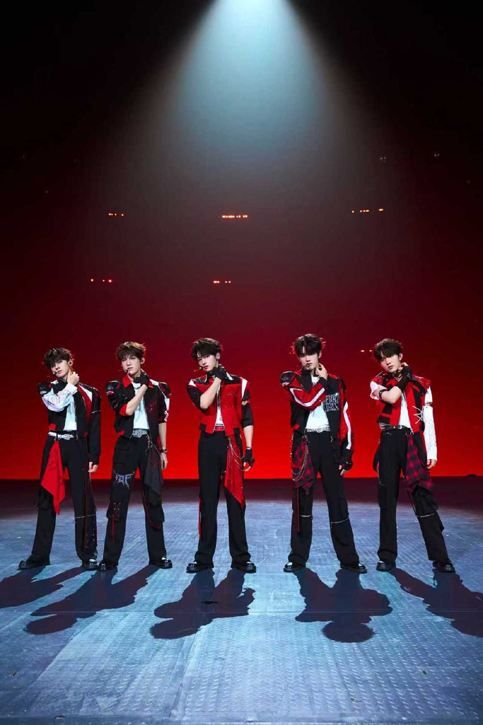 TOP登陆少年组合《Monster》舞台