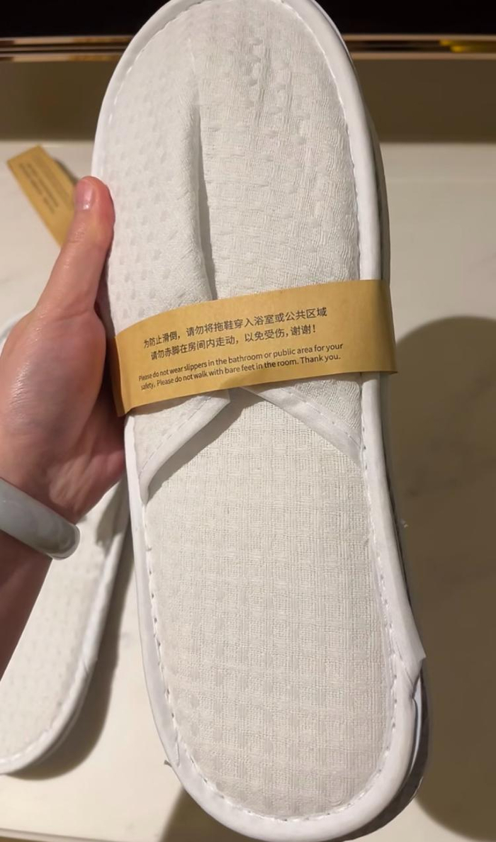 　　酒店工作人员更换了新的拖鞋。 网络图