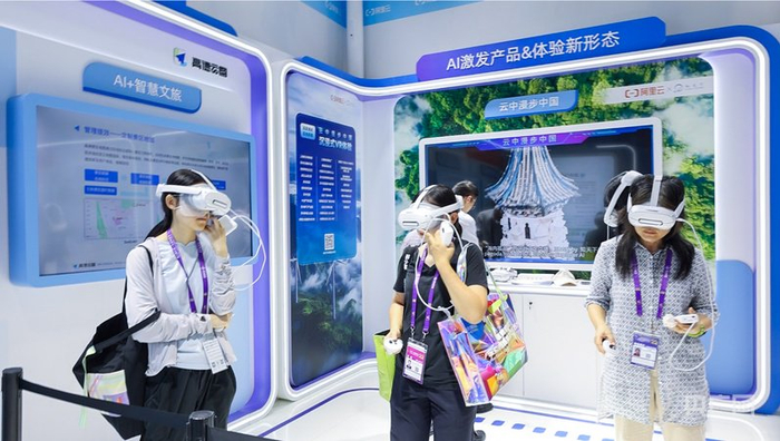 群众体验AI智慧文旅产品（央广网记者 梁瑜琳 摄）