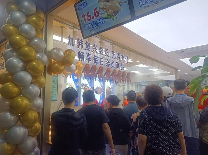 长白街韩复兴门店前人头攒动。杨民仆 摄