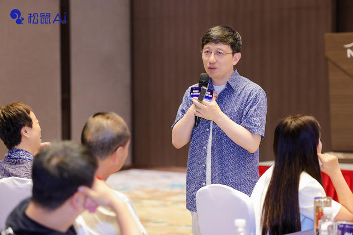 图为：中国战略定位专家顾均辉分享