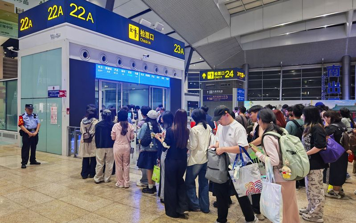 9月22日凌晨，歌迷在北京南站候车准备返程。国铁北京局供图