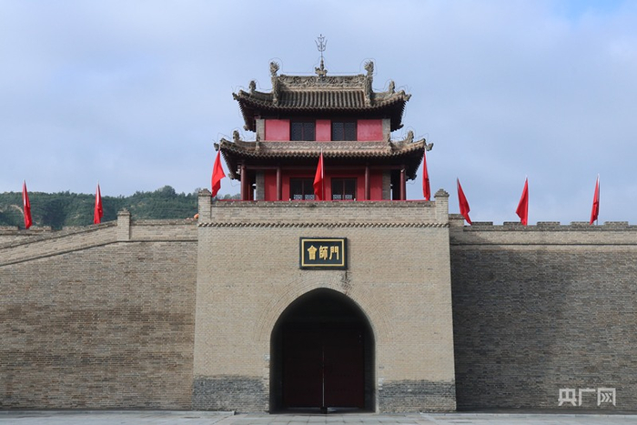位于红军会宁会师旧址内的会师门（央广网见习记者  苏睿楠  摄）