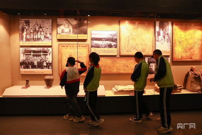 参观学生在认真观看展陈（央广网见习记者  苏睿楠  摄）