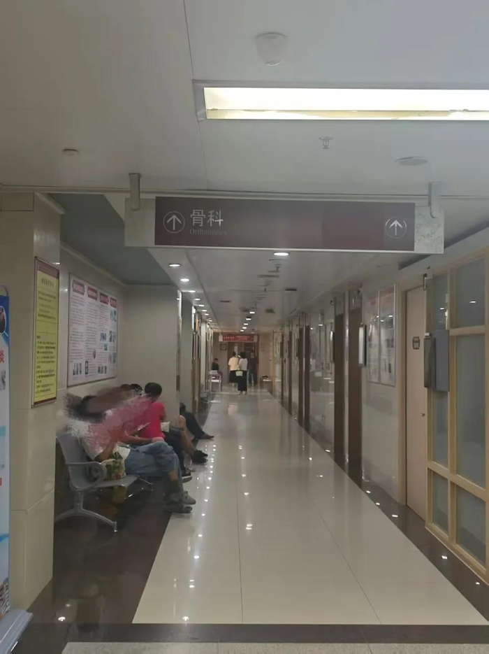 广州中医药大学第一附属医院6楼骨科门诊。李木/摄