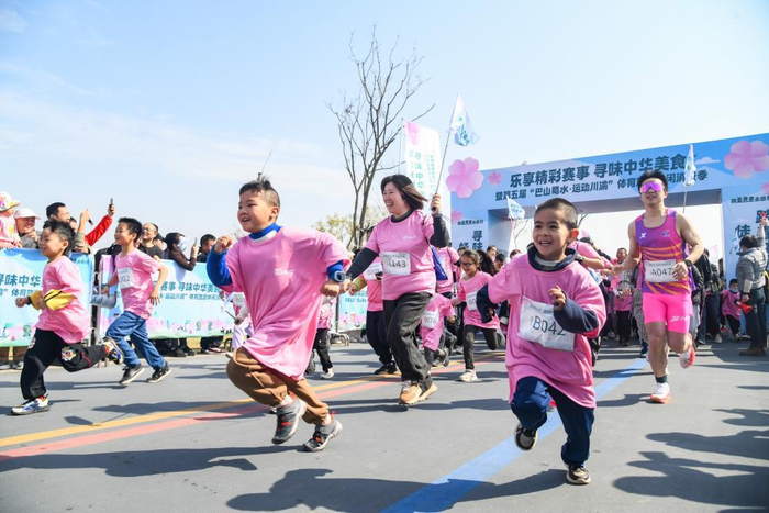 3月23日，在成都东安湖公园，参加“欢乐跑”的运动员们从起点出发。新华社记者 王曦 摄