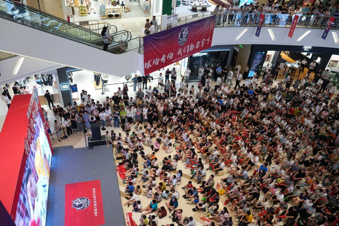 6月29日，市民、球迷在南通市内一处商场观看“苏超”比赛直播。新华社记者 李博 摄