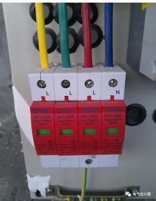 出线到各分箱HE为3x6平方电线，经单相电能表后再经25A的2P小型断路器到楼层分箱。如下图: