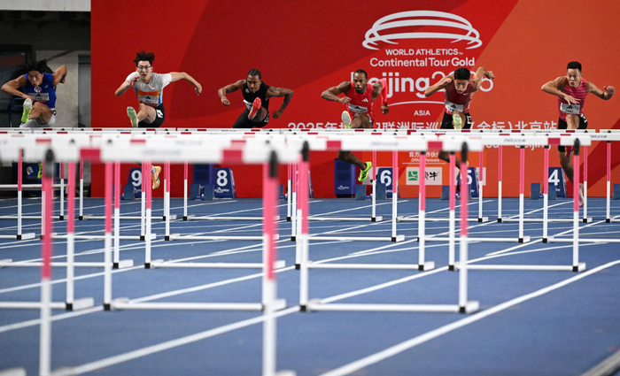 图为2025年世界田联洲际巡回赛（金标）北京站男子110米栏比赛现场。新华社记者 鞠焕宗 摄