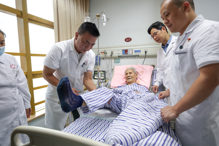 醫(yī)護(hù)人員為老人進(jìn)行日常檢查。