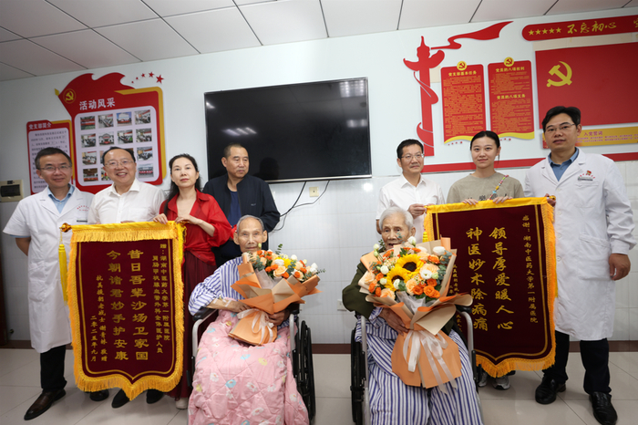 兩位老兵家屬向醫(yī)院贈送錦旗。