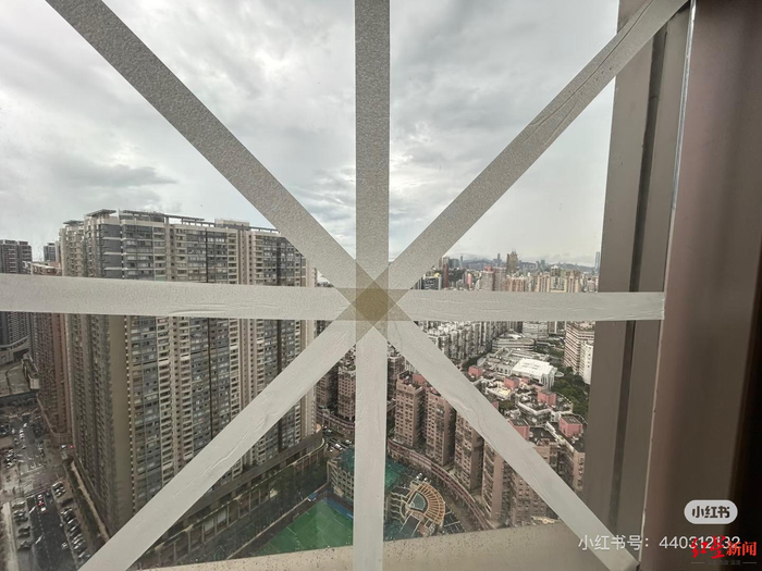 ▲网友发布的贴窗户图片