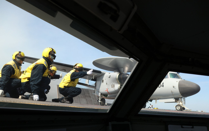 空警-600舰载预警机在海军福建舰电磁弹射起飞。这是起飞助理做出放飞手势。李唐 摄