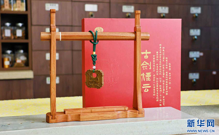 湖北省博物馆在国外展出的荆楚风韵非遗文创作品。新华网发（湖北省文旅厅供图）
