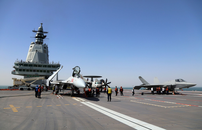 歼-35、歼-15T、空警-600列阵海军福建舰飞行甲板。李唐 摄