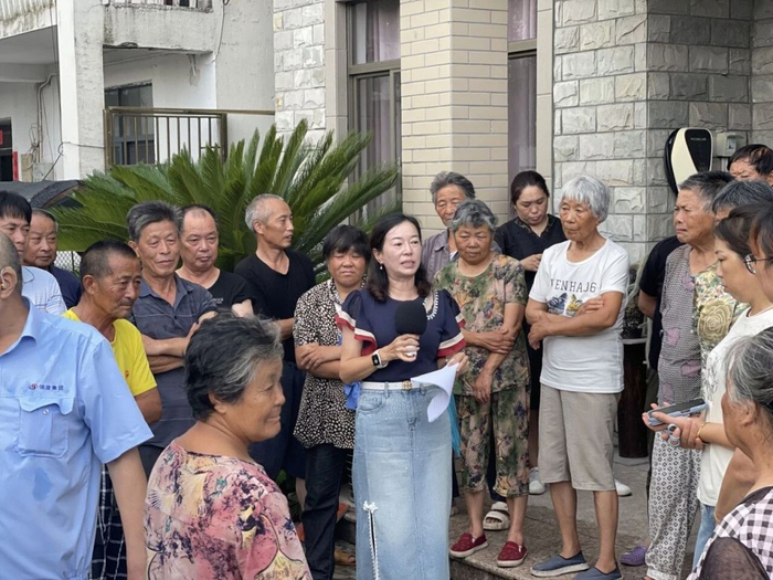 张兵（中）在工作中密切联系群众，定期组织召开座谈会向村民汇报村内各项工作进展。本文图片均为受访者供图