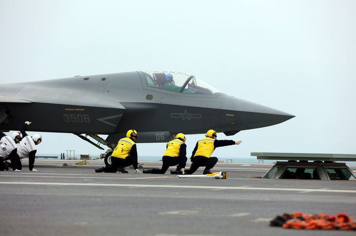 歼-35舰载战斗机在海军福建舰电磁弹射起飞。这是起飞助理做出放飞手势。李唐 摄