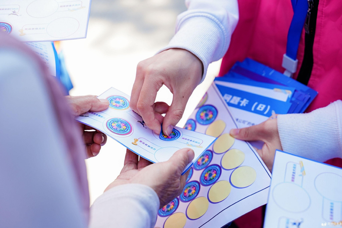 市民憑借“網(wǎng)絡(luò)安全科普游園卡”參與互動(dòng)游戲