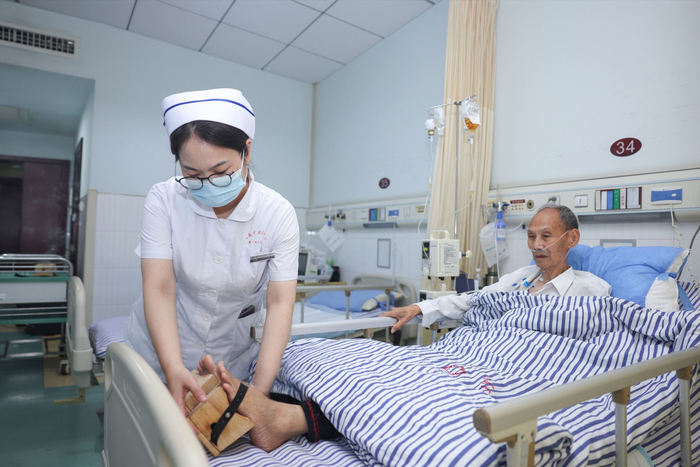 醫(yī)護(hù)人員為老人進(jìn)行日常護(hù)理。