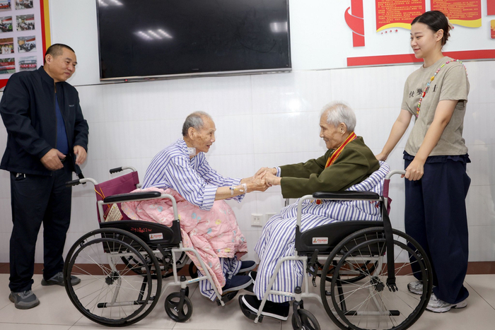 時隔數(shù)十年，兩位抗美援朝老兵謝青林（左）與賈縱云（右）在湖南中醫(yī)藥大學(xué)第一附屬醫(yī)院重逢。兵病