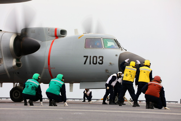 空警-600舰载预警机在海军福建舰电磁弹射起飞前，放飞小组在引导战机弹射入位。李唐 摄
