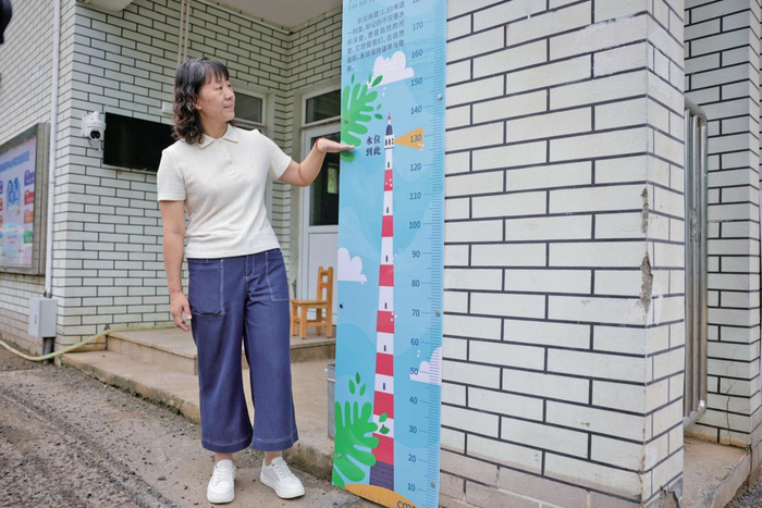 8月29日上午，密云区冯家峪镇中心小学校门口的一处水位标记。新京报记者 王子诚 摄