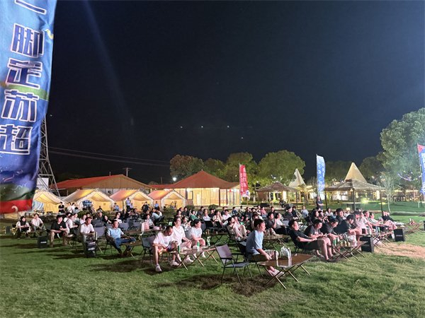 露营基地举行“苏超”集中观赛活动(央广网发 公殿村供图)