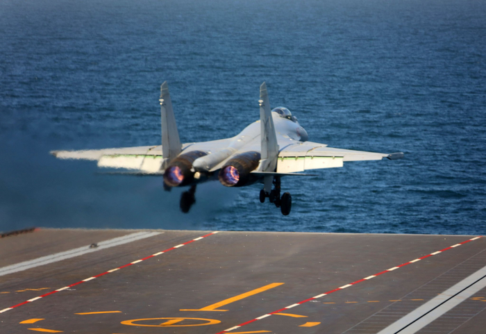 殲-15T艦載戰斗機在海軍福建艦電磁彈射起飛。這是首秀戰機離艦瞬間。李唐 攝