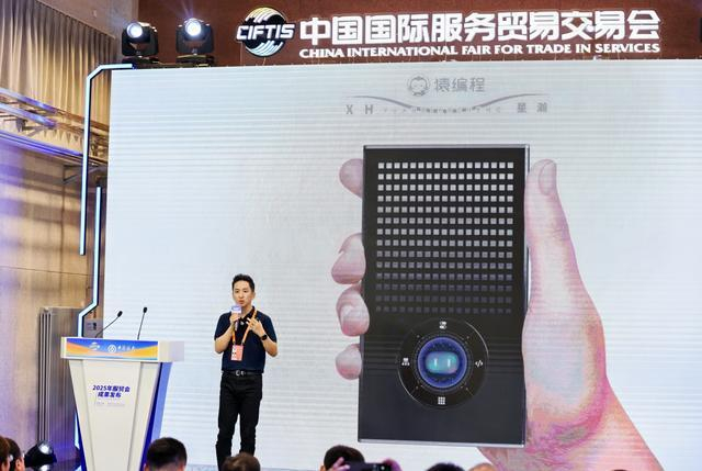 猿编程创始人李翊发布星瀚智能套装。受访者供图