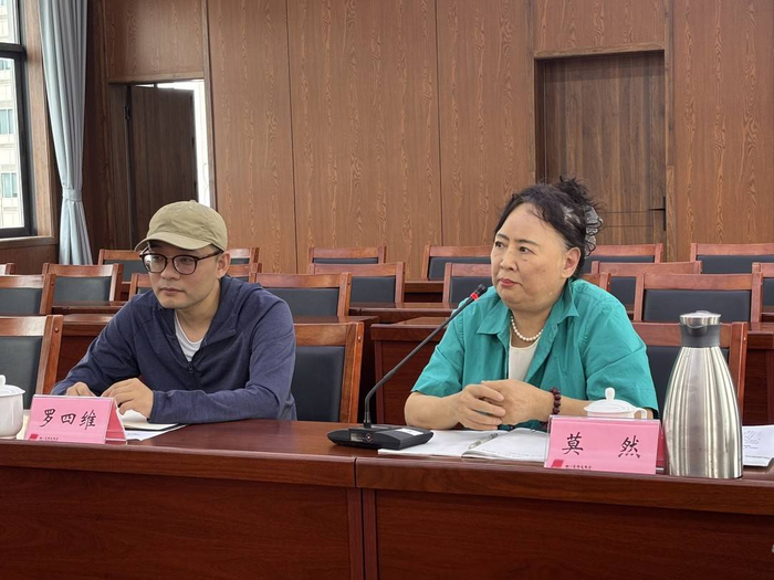 莫然（右）、罗四维在改稿会上