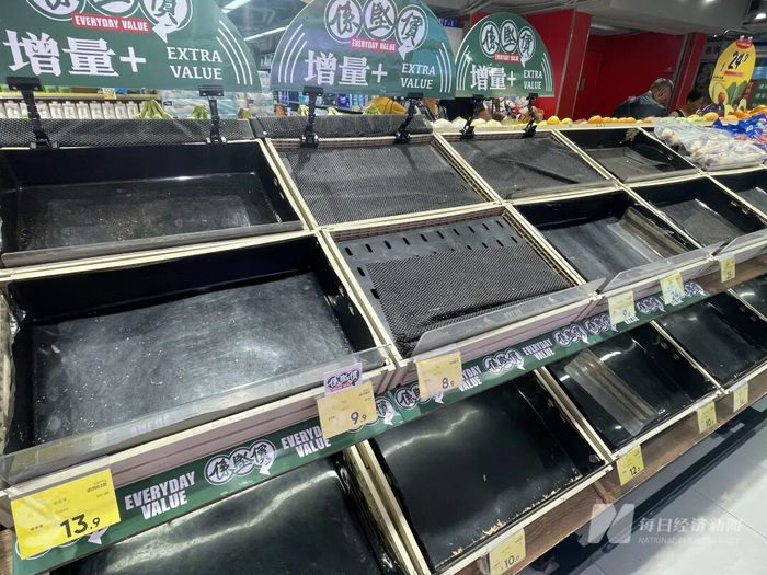 太古广场附近的一家惠康超市内，货架几乎被清空 每经实习记者 李旭馗 摄