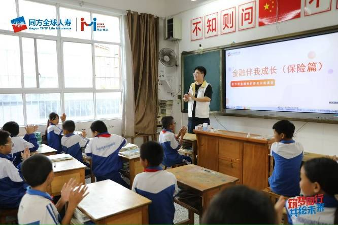 图为：志愿者支教