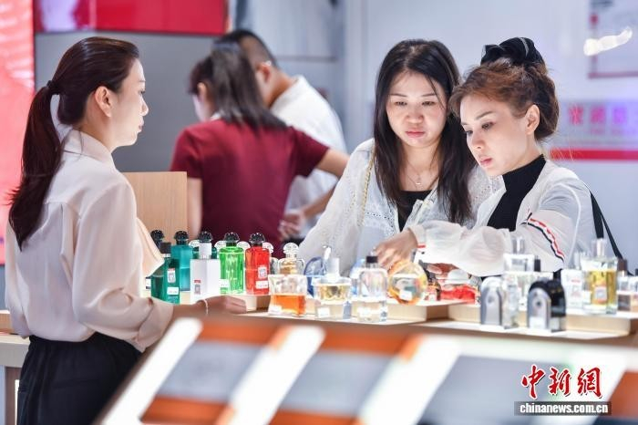 图为顾客在海口的海控全球精品免税城选购香水。　中新网记者 骆云飞 摄