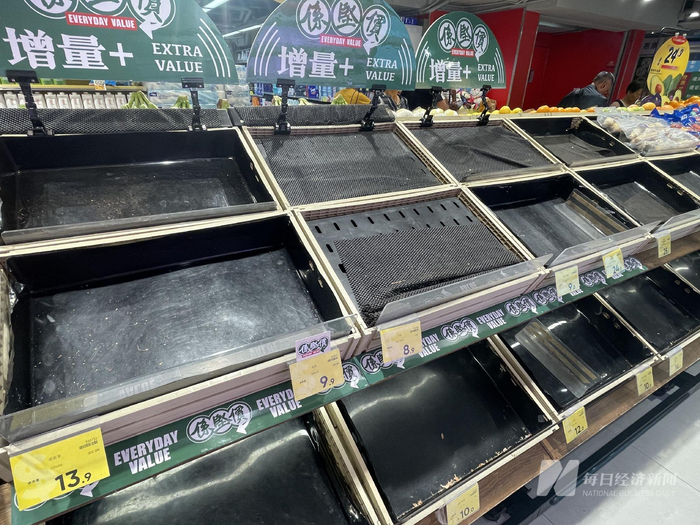 太古广场附近的一家惠康超市内，货架几乎被清空 每经实习记者 李旭馗 摄