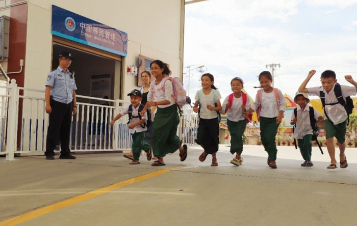 云南德宏：在中國 我和兒子成了校友