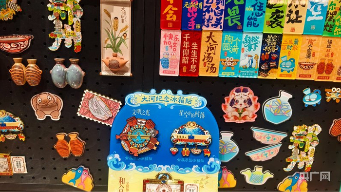 大河村遗址博物馆新馆里的文创产品(央广网记者 郝振青 摄)