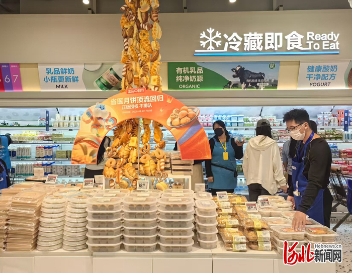 9月23日，石家庄盒马鲜生（勒泰中心店）月饼柜台。（何慧超摄）