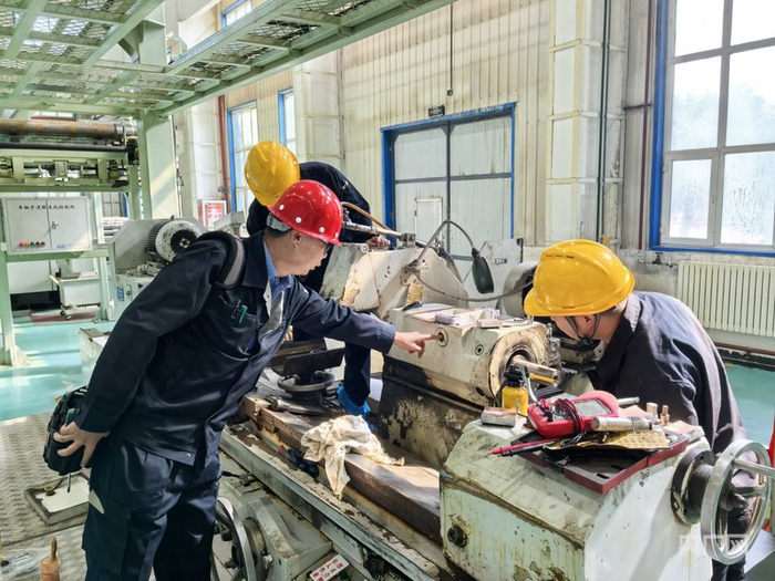 賈永慶為徒弟講述工作要點(diǎn) （央廣網(wǎng)記者丁安 攝）