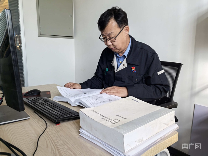 學(xué)習(xí)中的賈永慶 （央廣網(wǎng)發(fā) 高有鵬 攝）