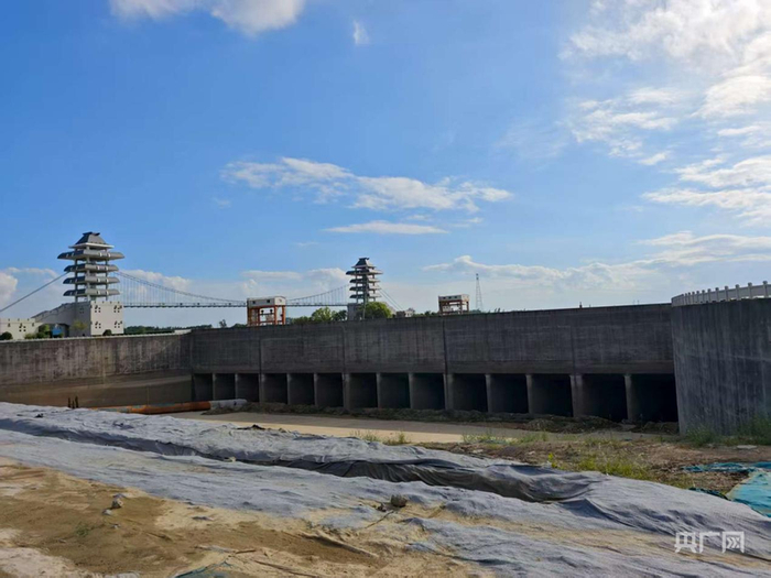 水立交下洞為15孔入海水道泄水涵洞（央廣網(wǎng)記者 王錫斐 攝）