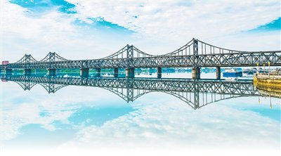 横跨鸭绿江的中朝友谊桥。刘海东摄
