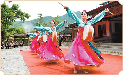丹东市宽甸满族自治县下露河朝鲜族乡三道河朝鲜族民俗村的小鼓舞表演。吴 琼摄