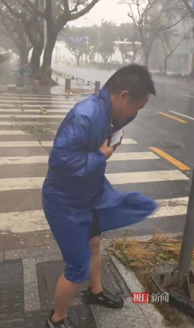 风中凌乱的记者眼镜被吹风（视频截图）