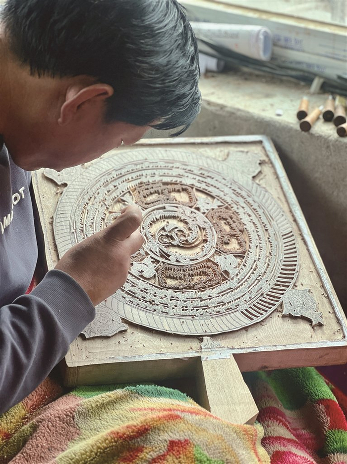 正在雕刻的匠人。